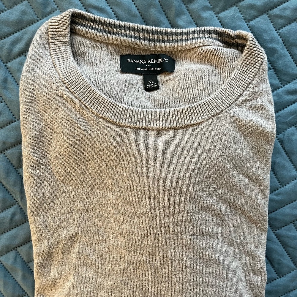 Banana Republic Factory men’s tan crew neck sweater, size XL